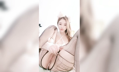 大眼睛極品妹子露臉精彩大秀，絲襪高跟無毛逼，互動狼友撩騷，道具抽插騷穴呻吟，尿尿給狼友看，精彩別錯過