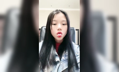 00年代のキュートな女の子！デカパンを咥える女の子！ビッチな女の子が彼氏のチンポを舐めて指で犯す！