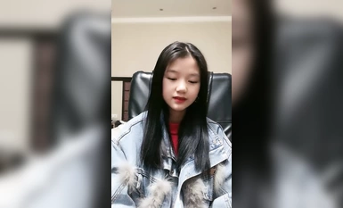 00後無敵呆萌妹妹！一線天饅頭美穴！小舌頭舔炮友大屌，雙指扣穴自慰，懟著嫩穴猛操