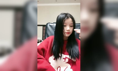 00後無敵呆萌妹妹！一線天饅頭美穴！小舌頭舔炮友大屌，雙指扣穴自慰，懟著嫩穴猛操