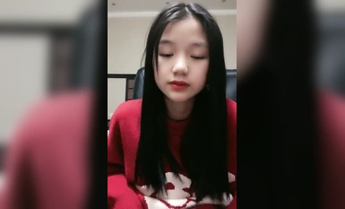 00後無敵呆萌妹妹！一線天饅頭美穴！小舌頭舔炮友大屌，雙指扣穴自慰，懟著嫩穴猛操