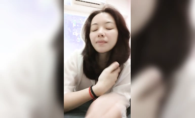 เพียวเพียวตัวน้อยชาวไต้หวันหลงใหลในนมสุนัขตัวน้อยของเธอ เธอดูมีเสน่ห์มากเมื่อเธอแสดงสีหน้าระหว่างการถ่ายทอดสด เธอสนุกกับการเจาะสามนิ้วของน้องชายของเธอ เธอครางและหลั่งมาก