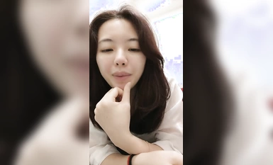 piaopiao kecil Taiwan terobsesi dengan anjing susu kecil Dia kelihatan sangat menawan apabila dia menunjukkan wajahnya semasa siaran langsung Dia menikmati penembusan tiga jari adiknya.