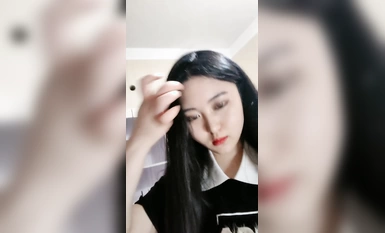 Kecantikan baharu dengan penampilan yang sangat tampan! Badan berisi, kulit putih dan lembut! Dia memakai stoking hitam dan mempunyai punggung yang montok, menjilat batang, melancap farajnya, membentangkan kakinya dan disentuh dengan kuat.