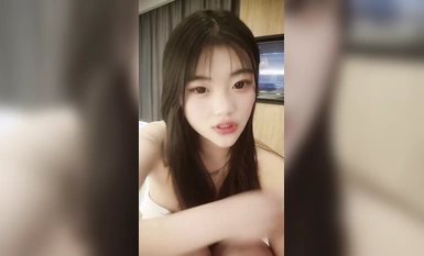 很有騷勁的瑤瑤小美女，全程露臉跟小哥酒店啪啪性愛，淫聲盪語69口交舔弄大雞巴，床上干到浴盆再到窗前爆草