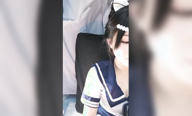 Jarang dapat melihat puki harimau putih yang sangat gemuk! Gadis selebriti Internet berpakaian seragam pelajar! Tarik buka seluar dalam dan masukkan vibrator, masukkan dildo, dan mengerang dengan indah