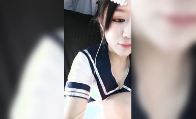 Jarang dapat melihat puki harimau putih yang sangat gemuk! Gadis selebriti Internet berpakaian seragam pelajar! Tarik buka seluar dalam dan masukkan vibrator, masukkan dildo, dan mengerang dengan indah