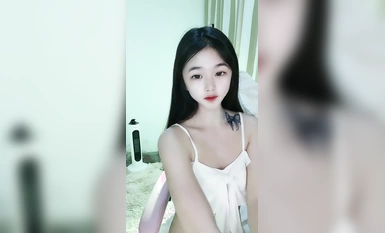 Pure system ceilings! Sweet sister has not been on the air for a long time! She's a little girl with a tiny waist and a big ass, and she's so good at playing with her pussy that she squirts!