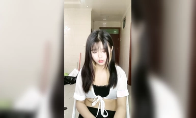 Puro at matamis na babae! Ang cute at kawaii look! Nagsasalsal gamit ang matabang body props, nakapiring at niloko ng dildo, ang kanyang masikip na puke ay basa sa kasiyahan