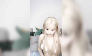 Perempuan simpanan kecil saya pada tahun 2004! Gadis yang paling cantik! Pakcik gemuk itu bermain-main dengan farajnya Dia memakai stoking hitam dan membentangkan farajnya.