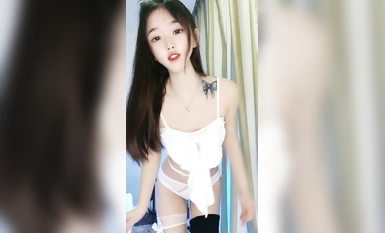 Trần tinh khiết! Sweet Sister đã lâu không được phát sóng! Thân hình nhỏ nhắn trần trụi và quyến rũ. Thanh thủy tinh xoa bóp âm hộ và chơi đùa ở nhiều tư thế khác nhau.