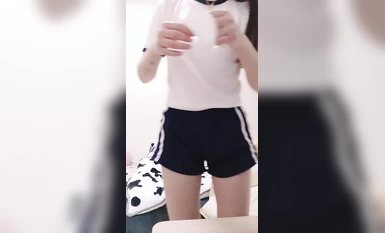 甜美新人顏值美少女！應要求收費房！特寫內褲掰穴特寫，手指扣入水聲嘩嘩，爽的高潮出水