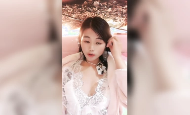 新人下海淫騷小姐姐！炮友埋頭舔逼！扶屌洞口磨蹭，一下挺入抽插，從下往上視角拍攝