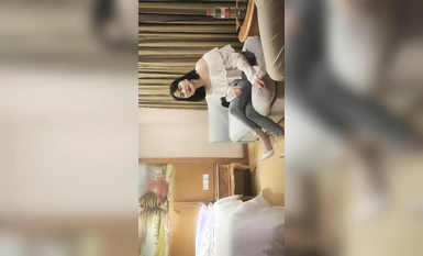 小伙開房重金約炮漂亮的外圍小姐姐牛仔褲高跟鞋干起來太爽了