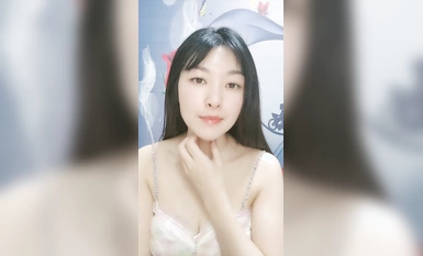 Wanita cantik dengan perangai yang hebat! Tunjukkan kepada semua orang! Tanggalkannya perlahan-lahan, dedahkan payudara pejal anda yang putih dan lembut, berlutut di atas kerusi dengan punggung yang pejal dan gemuk, dan bentangkan faraj anda yang ketat.