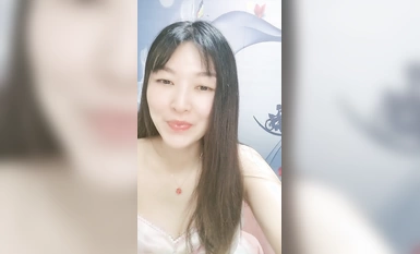 空気の美しさは絶品で、皇室御用達！皆さんにお見せしましょう！ゆっくりと裸になり、引き締まった白いおっぱい、椅子に膝をつき、引き締まった太いお尻、引き締まったアソコが広がる！