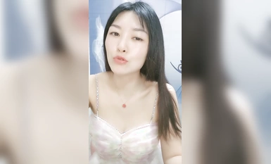 空気の美しさは絶品で、皇室御用達！皆さんにお見せしましょう！ゆっくりと裸になり、引き締まった白いおっぱい、椅子に膝をつき、引き締まった太いお尻、引き締まったアソコが広がる！