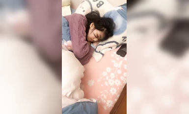 น้องสาวนอน! ดึงขึ้นมาใต้ผ้าห่มและมีเซ็กส์สามคนที่หลงใหล! หุ่นเพรียวด้วยหน้าอกเล็ก คนหนึ่งเอาหีของเธอ คนหนึ่งปิดปากเธอ และเธอก็เย็ดหีของเธออย่างแรง