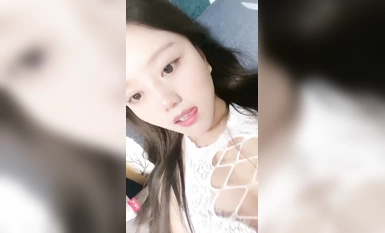 極品顏值美女小魚干！外表甜美騷的很！脫光光炮友玩穴，側入抽插無毛小穴，嬌喘呻吟好騷