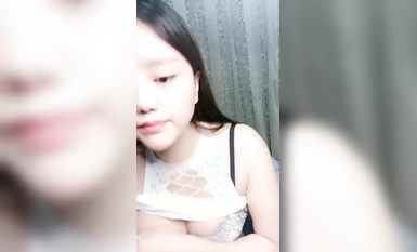 極品顏值美女小魚干！外表甜美騷的很！脫光光炮友玩穴，側入抽插無毛小穴，嬌喘呻吟好騷