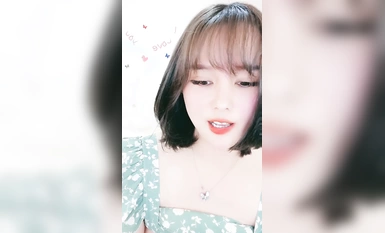 短發美女初下海！大紅唇甜美長相！撥開珍珠內褲假屌猛捅，爽的流出白漿，嬌喘呻吟好聽