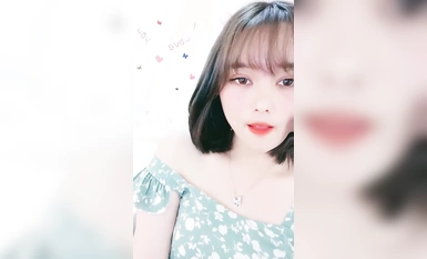 短發美女初下海！大紅唇甜美長相！撥開珍珠內褲假屌猛捅，爽的流出白漿，嬌喘呻吟好聽