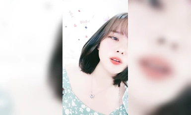 短發美女初下海！大紅唇甜美長相！撥開珍珠內褲假屌猛捅，爽的流出白漿，嬌喘呻吟好聽