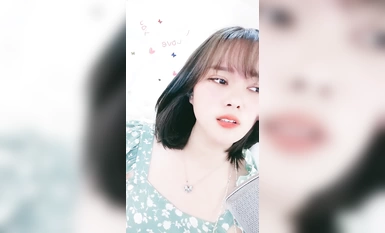 短發美女初下海！大紅唇甜美長相！撥開珍珠內褲假屌猛捅，爽的流出白漿，嬌喘呻吟好聽