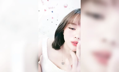 สาวผมสั้นเพิ่งไปทะเล! เธอดูอ่อนหวานและตุ้งติ้งมาก! ยกเสื้อผ้าของเธอขึ้นและถูหน้าอกของเธอ ดิลโด้ถูกสอดเข้าไปจากมุมมองระยะใกล้ และน้ำสีขาวจำนวนมากก็ไหลออกมาจากความสุข