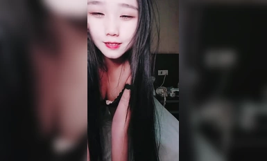 Ang sweet-talking girl! Ang mga sexy na kaibigan ay mapusok! Ang mga kasanayan sa bibig ng batang babae ay medyo mahusay, siya ang nagkukusa na tumagos nang malalim mula sa posisyon ng pagsakay, at sinipsip ang kanyang maputi at malambot na puwitan