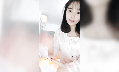 氣質美女素顏誘惑！白皙皮膚性感美臀！半脫下內褲搖擺，掰開粉嫩緊致小穴，手指扣入嬌喘