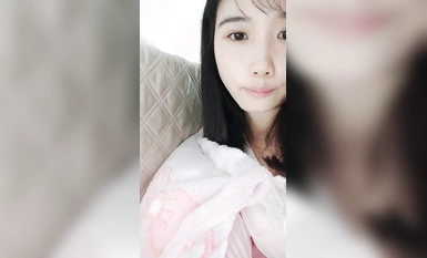 ความงามเจ้าอารมณ์โดยไม่ต้องแต่งหน้าเป็นสิ่งเย้ายวนใจ! ผิวขาวและก้นเซ็กซี่! ถอดกางเกงชั้นในของเธอออกครึ่งหนึ่งแล้วแกว่ง เธอกระจายหีสีชมพูและแน่นของเธอ และนิ้วของเธอก็สอดเข้าไปในหีของเธอ