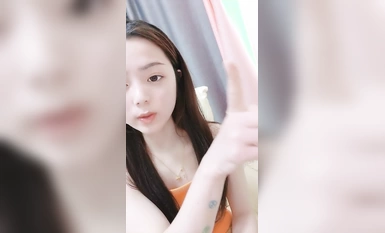 極品尤物美少女！甜美乖巧妹妹！撩起小背心揉奶子，玻璃棒抽插騷穴，手指扣弄流白漿