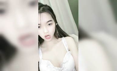 น้องสาวผอมบางหนักกว่า 80 ปอนด์! ล่าสุดจะมีการแสดงครั้งใหญ่ที่เซี่ยงไฮ้! เธอมีขายาวในถุงน่องสีดำ บั้นท้ายที่สวยงามของเธอถูกยกขึ้นและใส่ดิลโด้ และเธอก็เจาะลึกเข้าไปในท่าขี่