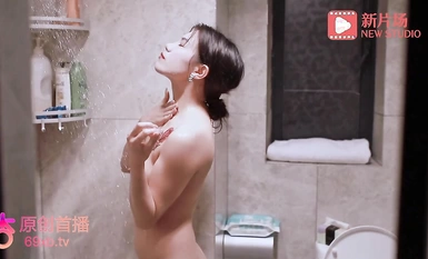 杏吧傳媒 阿珍愛上阿強 在一個借浴室洗澡的夜晚在客廳沙發上激情 鄰居版 可樂