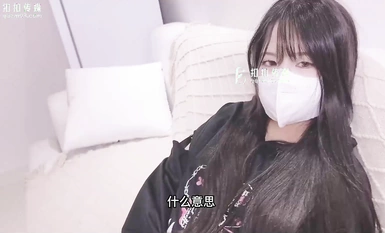 QQOG041 Rakan sejawat Loli dan saya sedang mengajar Xiao Miner di atas katil