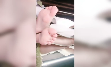 The most beautiful bride, white silk high-heeled exposed face sexy body, wearing bridal make-up to seduce the wolf friend, rubbing milk play pussy to the mirror whore, keying pussy lust much water really exciting!