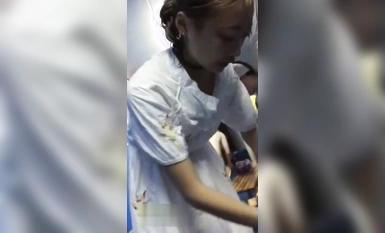 Babaeng manloloko ng mga babaeng serye! Isang walang prinsipyong babaeng hot spring public bathhouse ang nagtatago ng pocket camera para i-record ang mga erotikong eksena sa loob + inilantad ang mga malalaswang video ng matalik na kaibigan + nakasilip sa 