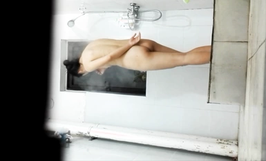 Women cheat women series! Isang walang prinsipyong babaeng hot spring public bathhouse ang nagtatago ng pocket camera para i-record ang mga erotikong eksena sa loob + inilantad ang mga malalaswang video ng matalik na kaibigan + nakasilip sa mga babaeng na