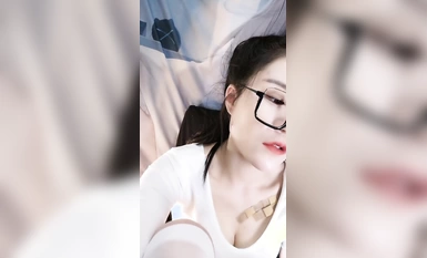 黑框眼鏡網紅尤物！干凈白虎美穴！跳蛋磨蹭塞入，拉扯震動陰蒂，低低呻吟爽的身體顫抖