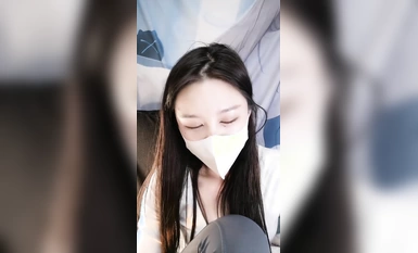 黑框眼鏡網紅尤物！干凈白虎美穴！跳蛋磨蹭塞入，拉扯震動陰蒂，低低呻吟爽的身體顫抖