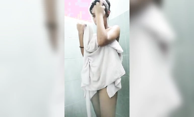 露臉反差青春學生妹【黃佳玟】借高利貸無力償還被迫用肉體補償自拍大量淫盪視圖洗澡紫薇身材一級棒 (1)