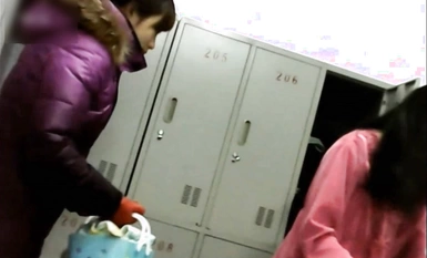 女人坑女人系列！無良女溫泉大眾澡堂子暗藏袖珍攝像機偸拍內部春色+曝光閨蜜不雅視頻+偸窺女租客洗澡 (6)