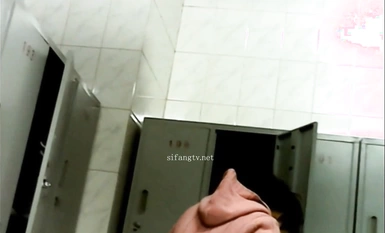 女人坑女人系列！無良女溫泉大眾澡堂子暗藏袖珍攝像機偸拍內部春色+曝光閨蜜不雅視頻+偸窺女租客洗澡 (6)