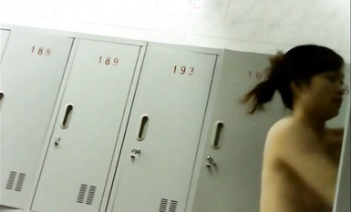 女人坑女人系列！無良女溫泉大眾澡堂子暗藏袖珍攝像機偸拍內部春色+曝光閨蜜不雅視頻+偸窺女租客洗澡 (6)