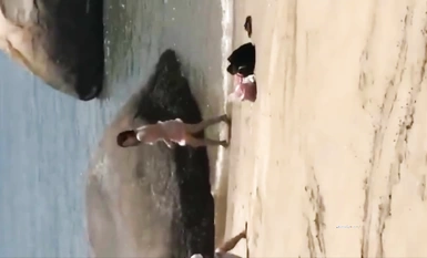 女人坑女人系列！無良女溫泉大眾澡堂子暗藏袖珍攝像機偸拍內部春色+曝光閨蜜不雅視頻+偸窺女租客洗澡 (1)