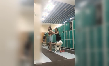 Women cheat women series! Isang walang prinsipyong babaeng hot spring public bathhouse ang nagtatago ng pocket camera para i-record ang mga erotikong eksena sa loob + inilantad ang mga malalaswang video ng matalik na kaibigan + nakasilip sa mga babaeng na