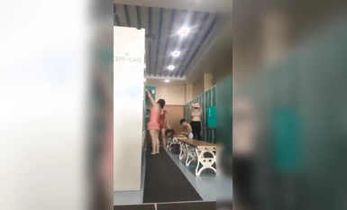 Women cheat women series! Isang walang prinsipyong babaeng hot spring public bathhouse ang nagtatago ng pocket camera para i-record ang mga erotikong eksena sa loob + inilantad ang mga malalaswang video ng matalik na kaibigan + nakasilip sa mga babaeng na