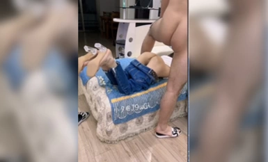 電報群大神『我的姪女叫小夕』亂倫性愛私拍嬌嫩姪女承受大屌的抽插內射高清(3)