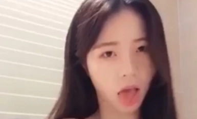 长相甜美的邻家少女浴室自摸